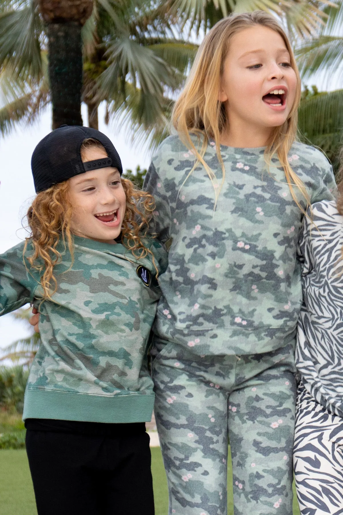 Feather 4 Arrow Sunday Girls Sweatpants - Camo