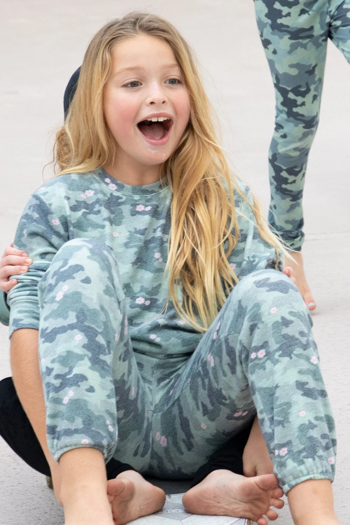 Feather 4 Arrow Sunday Girls Sweatpants - Camo